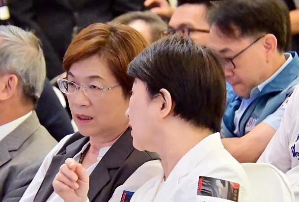 王惠美与卢秀燕同框了，不约而同的提前离开让张丽善、黄敏惠错愕不已！由于台中、彰化