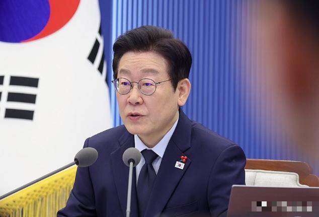 李在明回国后，立即展现铁腕手段。他将反对党的“毒舌议员”金美娜移交检方，理由是后