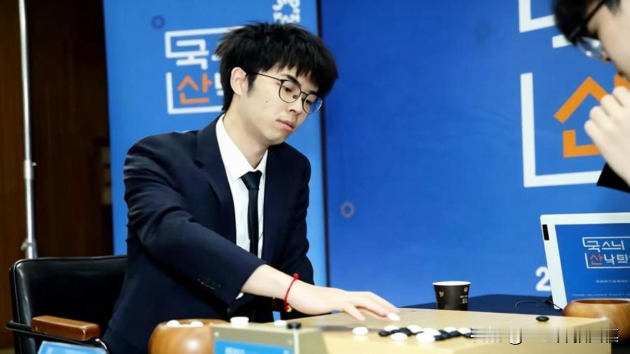 国手山脉杯决赛太扎心：李维清执白，中盘胜率一度近80%，滚打包收、破空占实，眼看