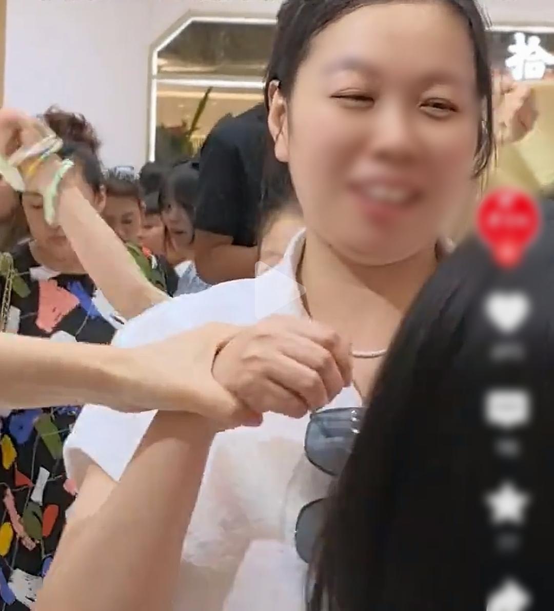 买5元饮料被丈夫笑称骗局，扫码后竟真蹦出三十克黄金？

你听说了吗？最近有个事儿