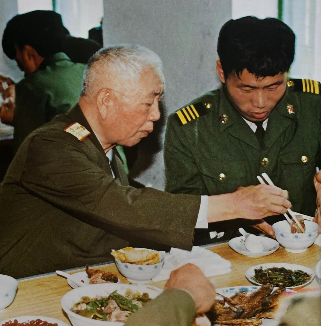 1993年8月在某边防连队共同用餐