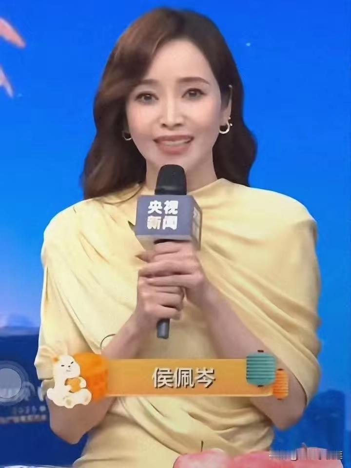 这次央视中秋晚会，侯佩岑用实力证明了“多读书真的很重要”。
 
她在台上温婉端庄