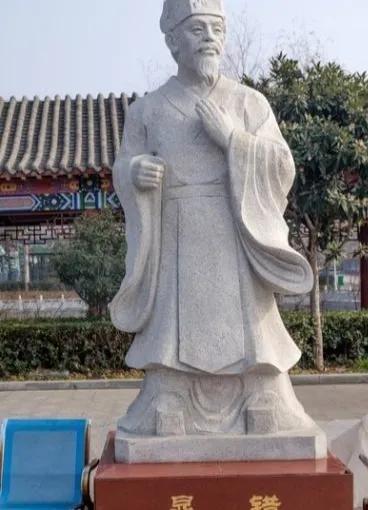 前155年，汉景帝下诏骗晁错上朝议事，忠心耿耿的晁错不知是计，穿着朝服经过长安东
