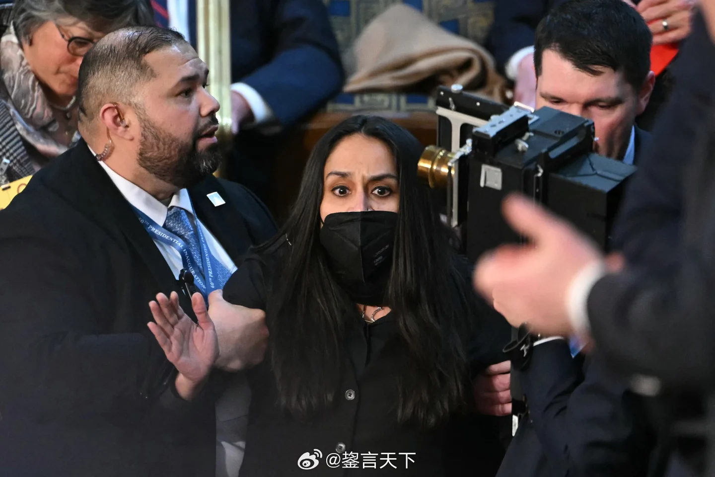 川普发表“国情咨文”时一名嘉宾因站立而被捕 在美国总统川普发表国情咨文期间，一名