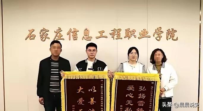 2024年，河北2名大学生坐网约车，然而刚走1公里，司机就把车停在路边，对他们说