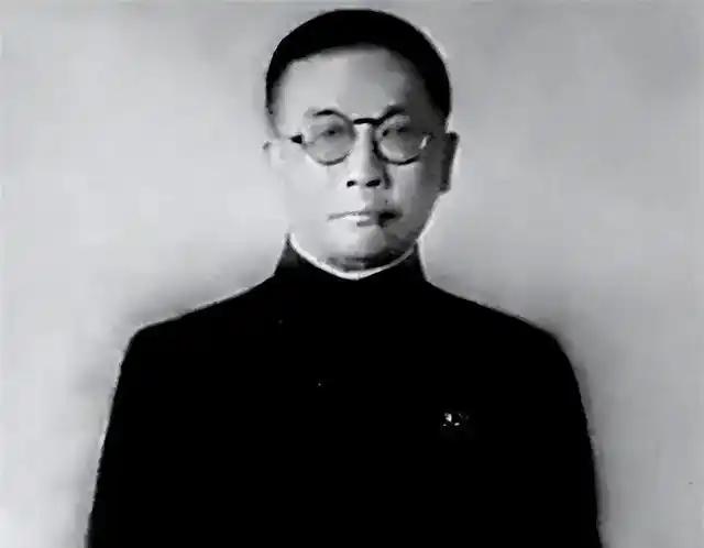 1927年4月，李克农正在被追捕，一位国民党上校军官突然将他拽上黄包车，让勤务兵