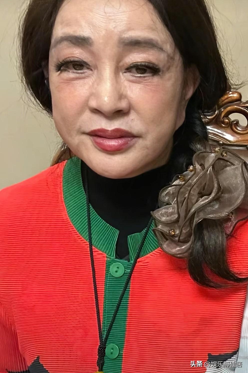 敢于面对真实的刘晓庆真是人生赢家，
刘晓庆和朋友聚餐，她说如果拍照不允许美颜，要