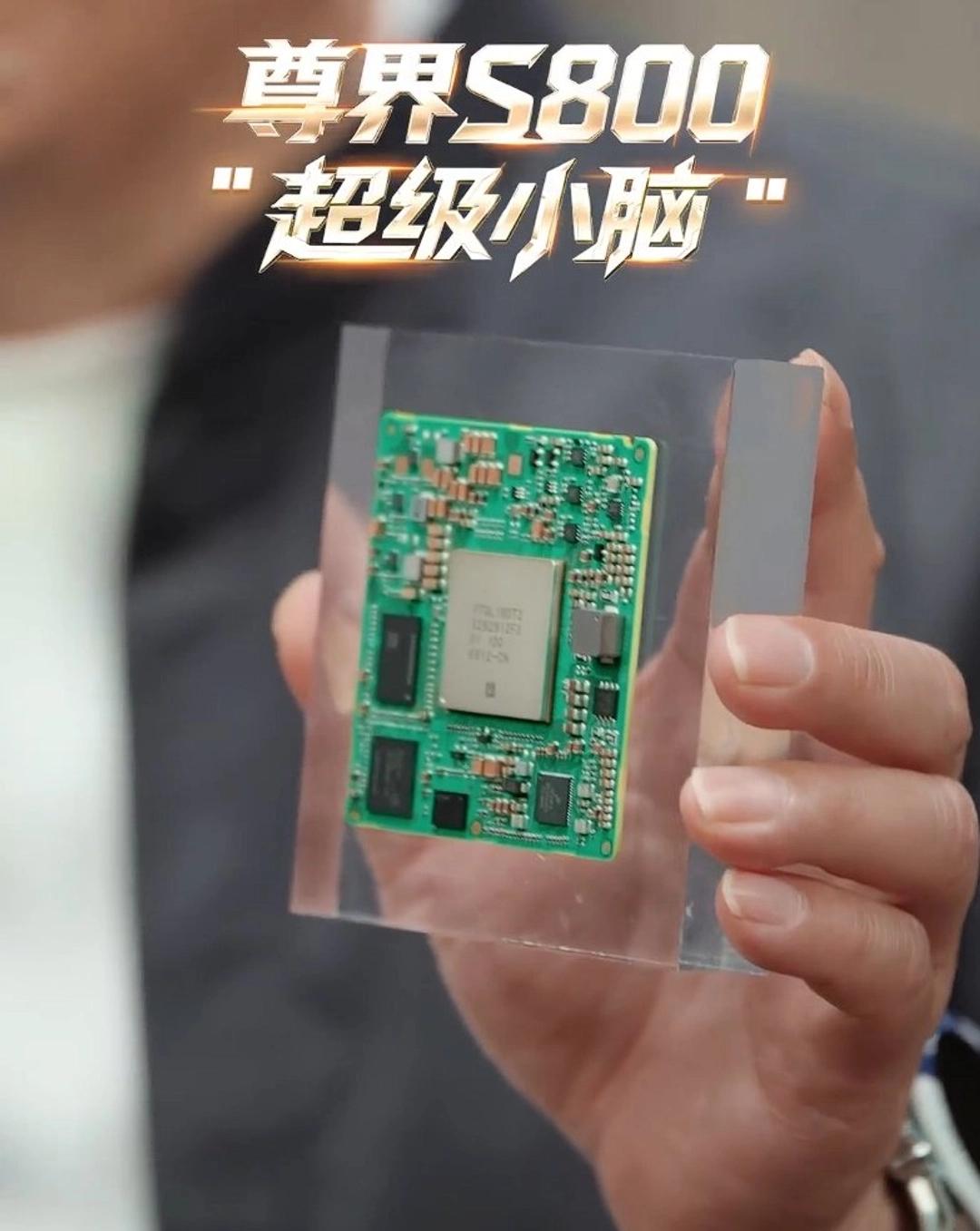 一辆车有六个大脑，听谁的？华为的解法简单粗暴：全砍掉，换一个更牛的。

12月7