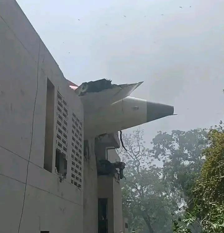 印度糟心事可真不少，一件接一件，件件不落。根据印度警方初步核实，12日失事飞机上