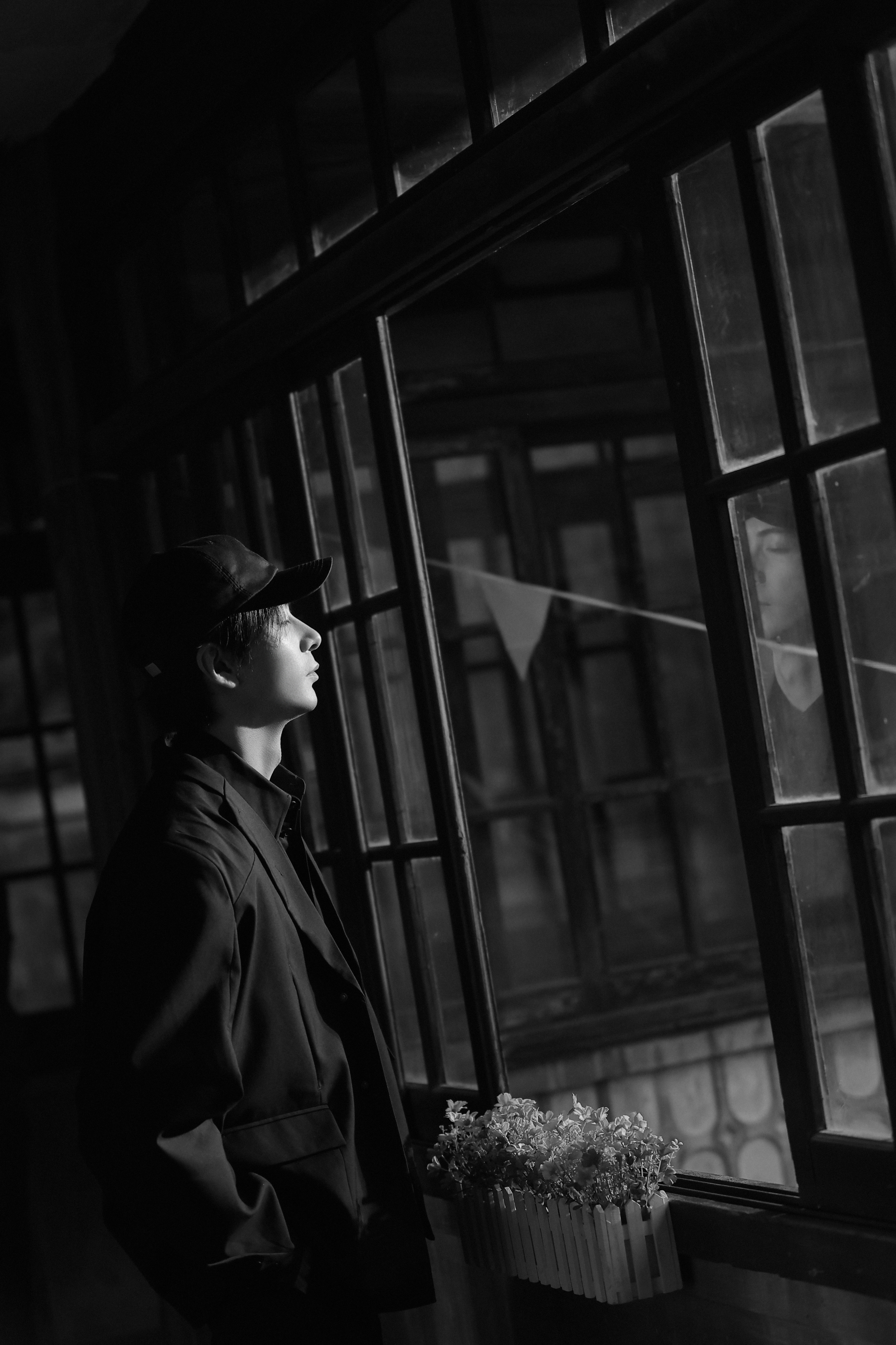 态度能否心存敬畏是门槛，形象能否贴合角色是起点，演技能否加成输血是高度。演员吃的