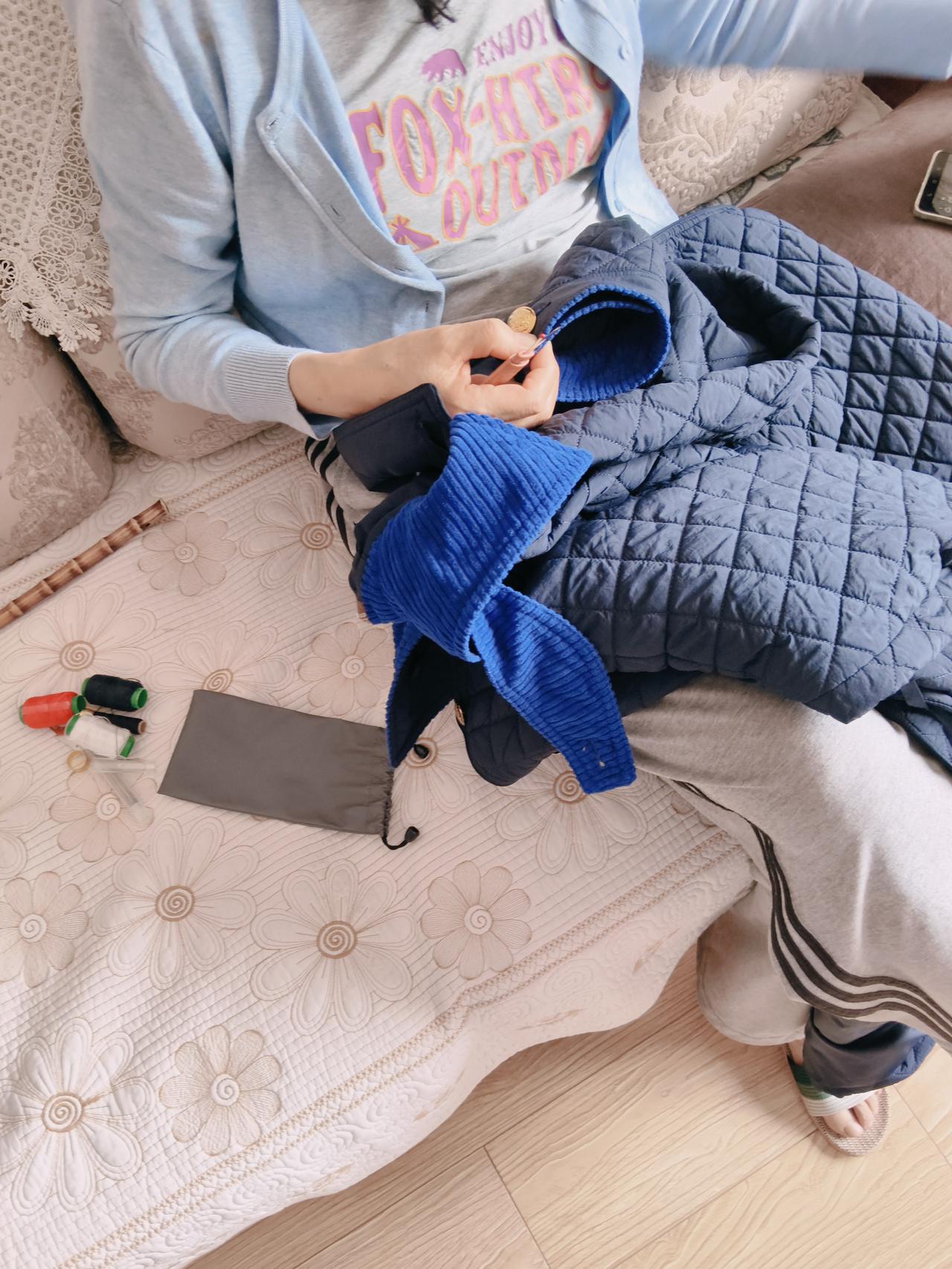 揍针线活
      五六十年前，我小时候，街坊邻里的小孩凑在一起东家串西家跑、