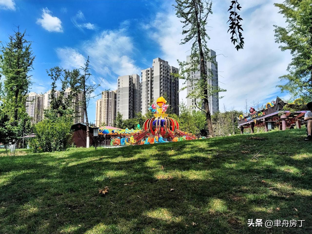 骄阳似彩笔。