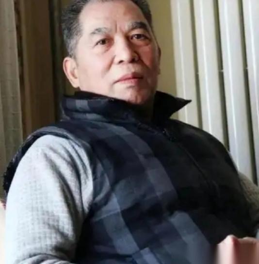 梁晓声说：“父亲先离开，和母亲先离开是不一样的。”父亲走了，只是没有了顶梁柱；可