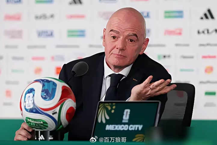 国际足联主席的脸，一下子就绿了。世界杯韩国对捷克那场，好多空座，红得扎眼，可FI