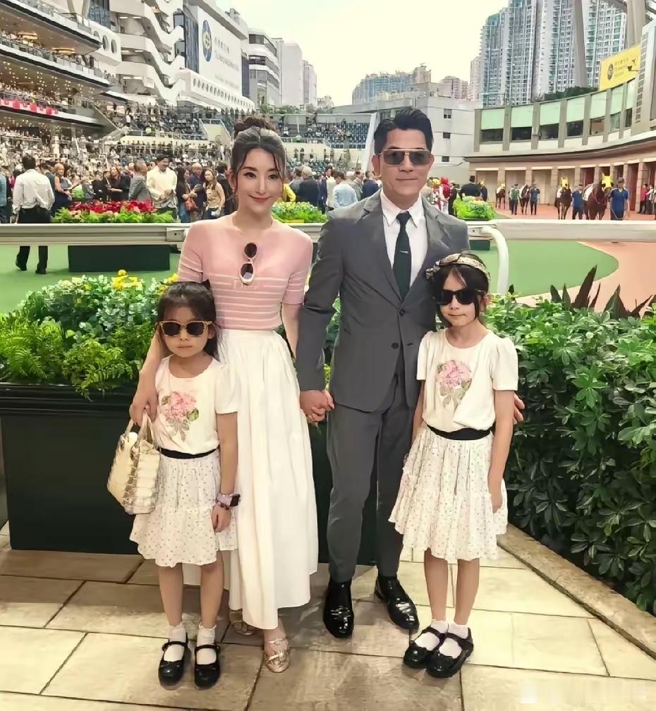 60岁郭富城真是宝刀未老啊！郭富城二女儿都七岁了，他半扎马步，轻轻一托，就把郭咏