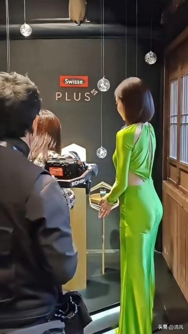 “宋妍霏的臀”冲上热搜，

有人觉得无聊，

但这恰恰是对她极致自律的见证。
