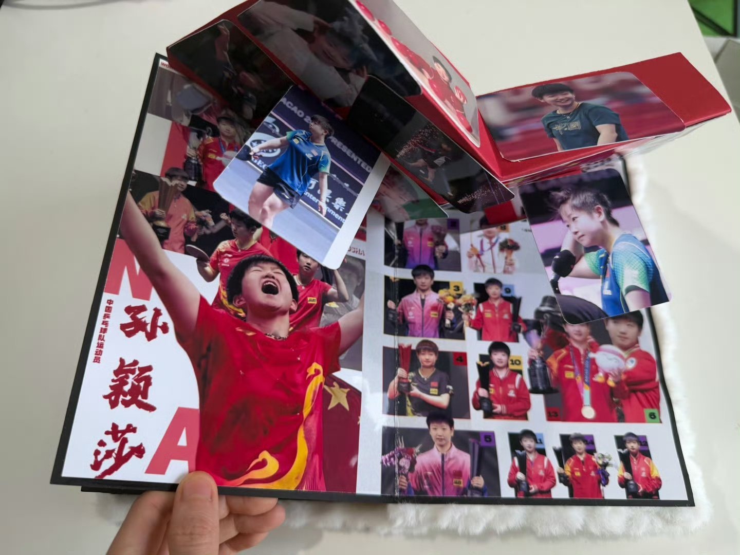 高瑞璇的幸运物是孙颖莎册子考前亮出孙颖莎画册当护身符，高瑞璇顺利拿下合唱资格考试
