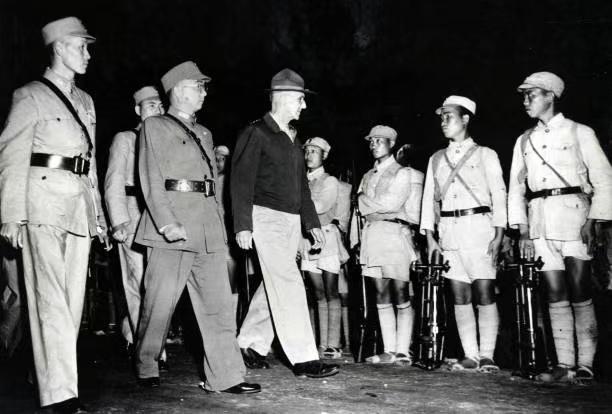 1942年，美军史迪威中将在印度检阅远征军，其右侧陪同者为驻印远征军总指挥孙立人