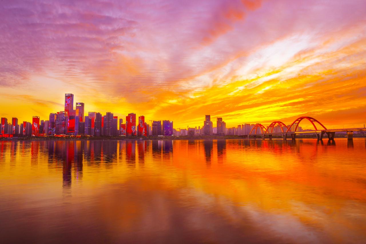 五一，没去远方见山，见海，长沙的湘江畔，也是在别人的诗里，是他人的远方，江水北去