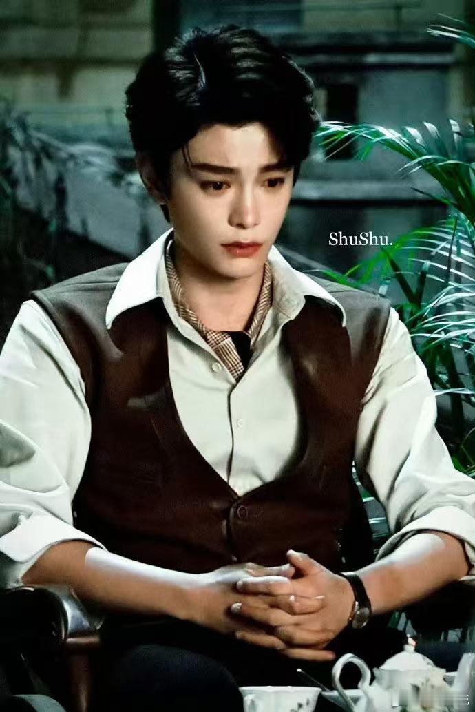 丁禹兮南部档案地狱局丁禹兮张海虾来也 一人演冷静白虾和疯批黑虾两种人格，丁禹兮切