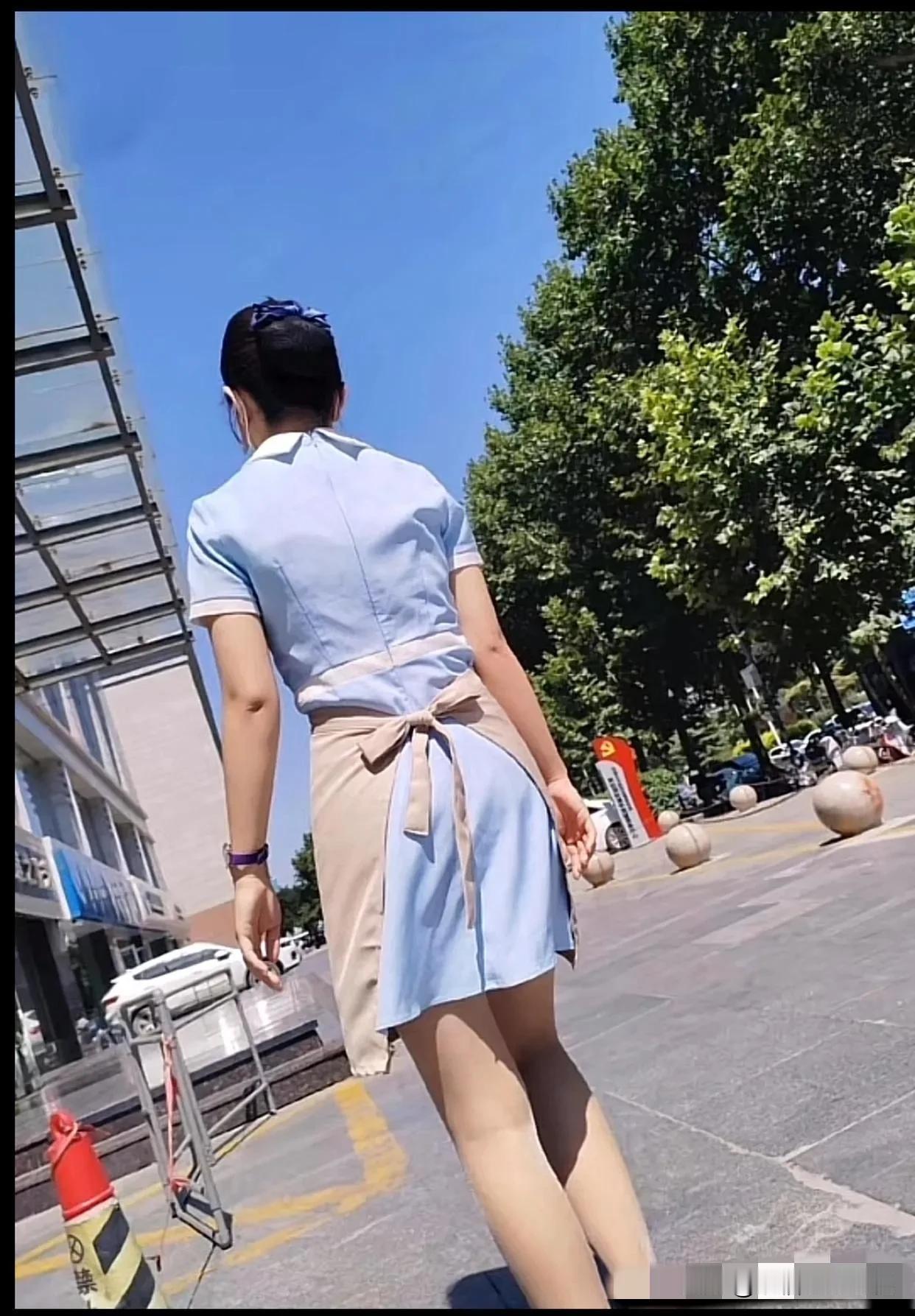 职业装轻舞步轻盈，婀娜身姿似仙女。