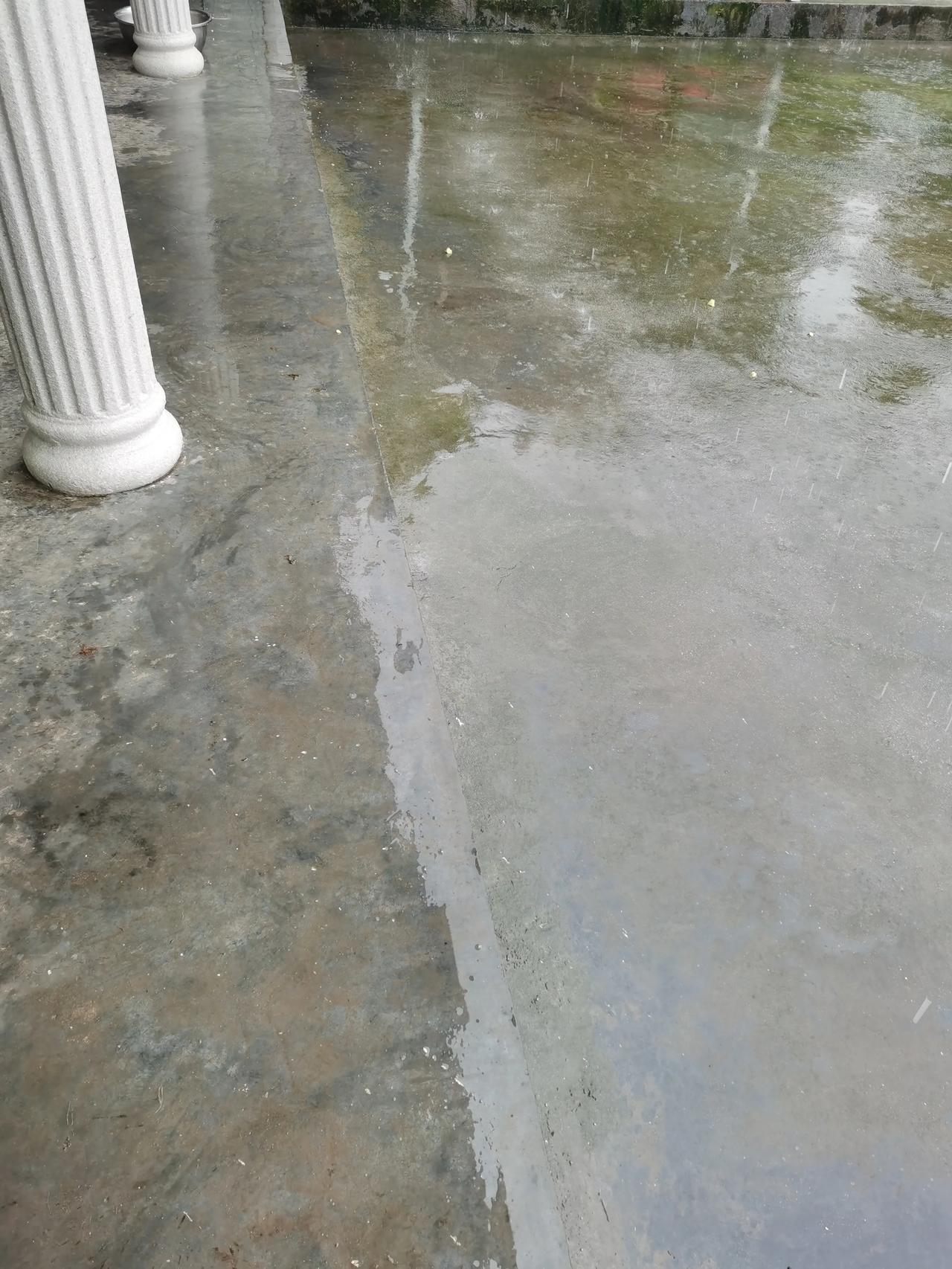 以前拍视频有人说，修房子搞那么一个坎子干嘛。这不，就是防雨水的。如果没有这个坎子