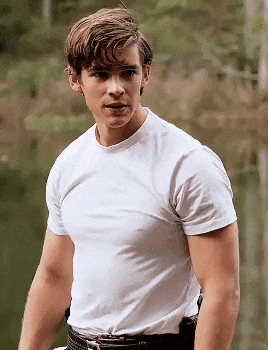 今年 36 岁的澳大利亚男演员 Brenton Thwaites（布伦顿·思韦茨