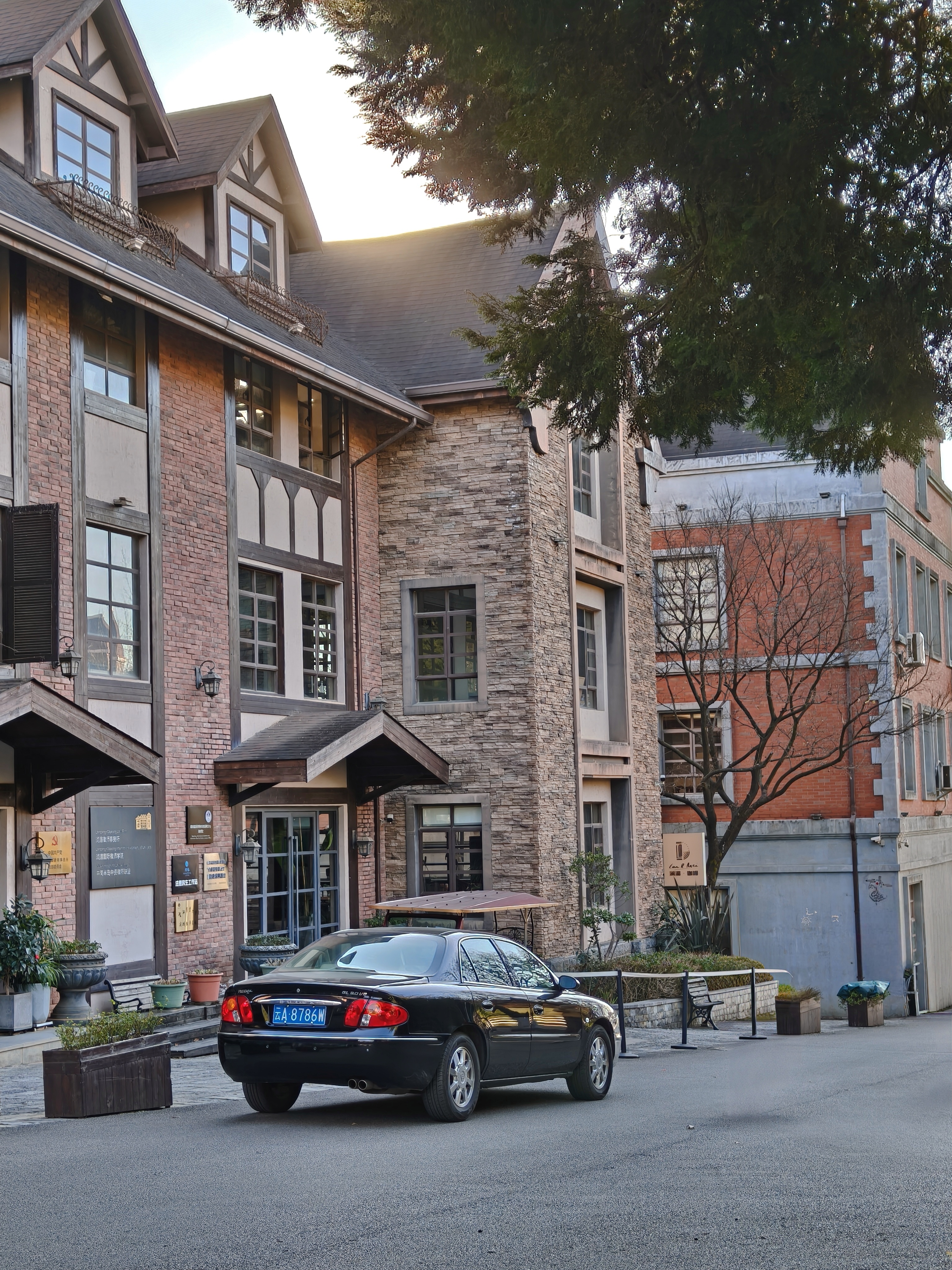 最近很喜欢来世博园晒太阳，走走路，点一杯喝的坐着，感觉很轻松。遇到台C5款A6，