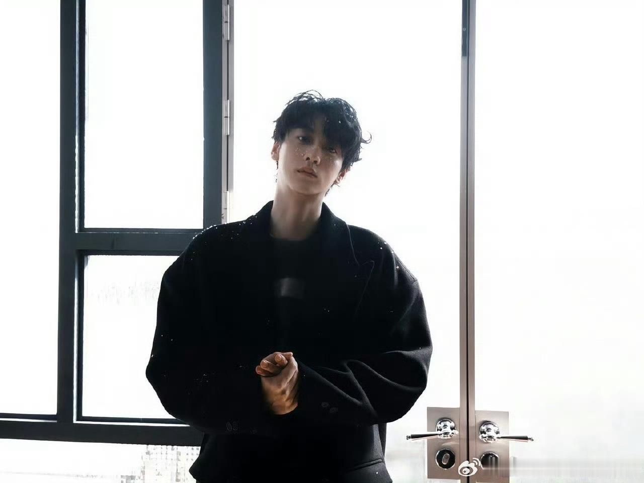 田栩宁daddy级别田总这波是拿捏了，走路都带风大长腿➕黑西装太惊艳！ 