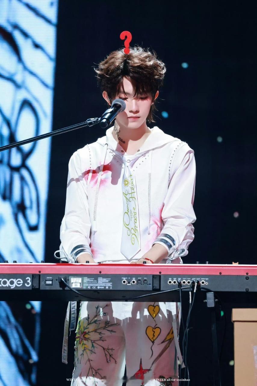 苏新皓爱丫爱丫舞台好萌 创意小达人实锤了！苏新皓的红问号发饰超有范儿，亮眼的颜色