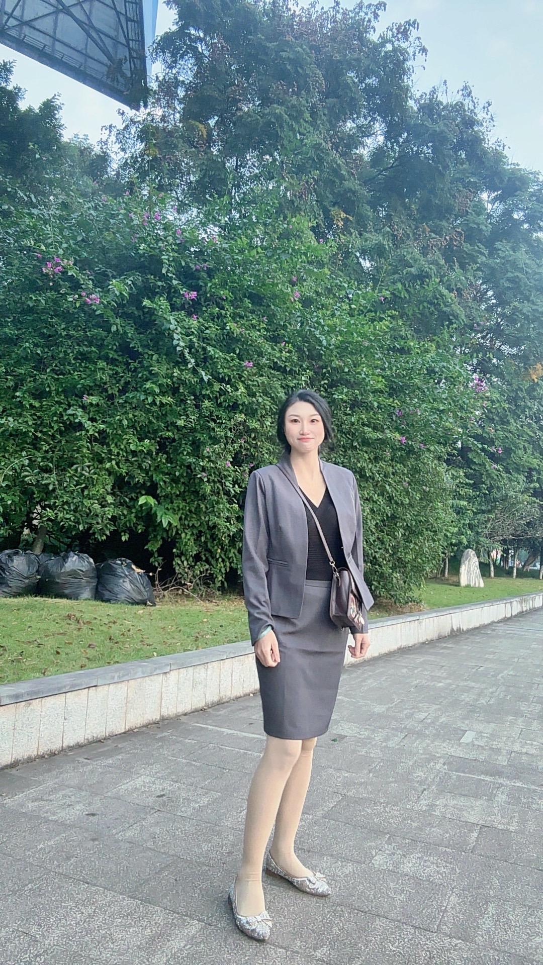 93年的我，把一个人的日子过成了单曲循环：独自通勤赶早高峰，对着美食自拍解锁仪式