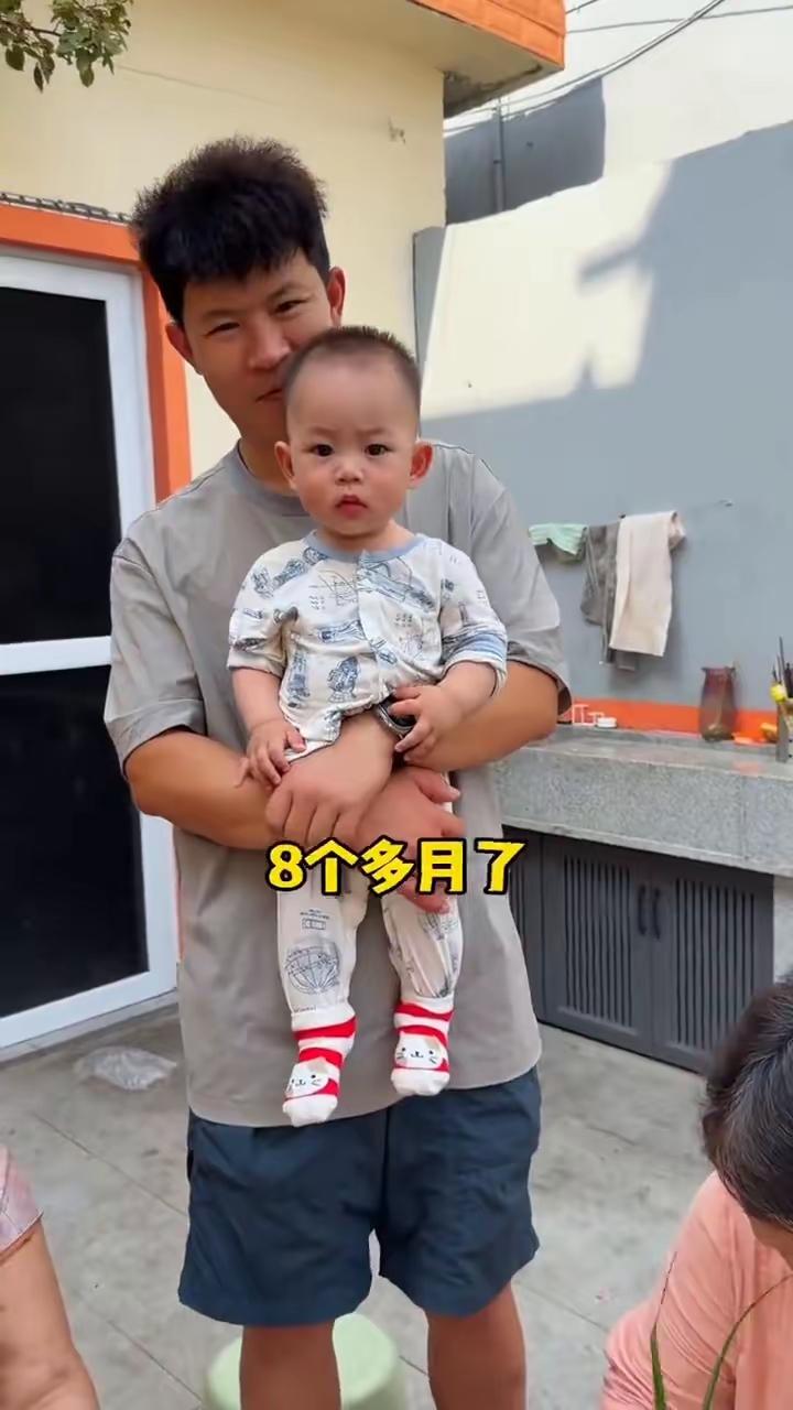 小乔和盼盼的二胎宝宝已经八个月了，时间过得太快。宝宝长着长着，又像盼盼了，但比盼