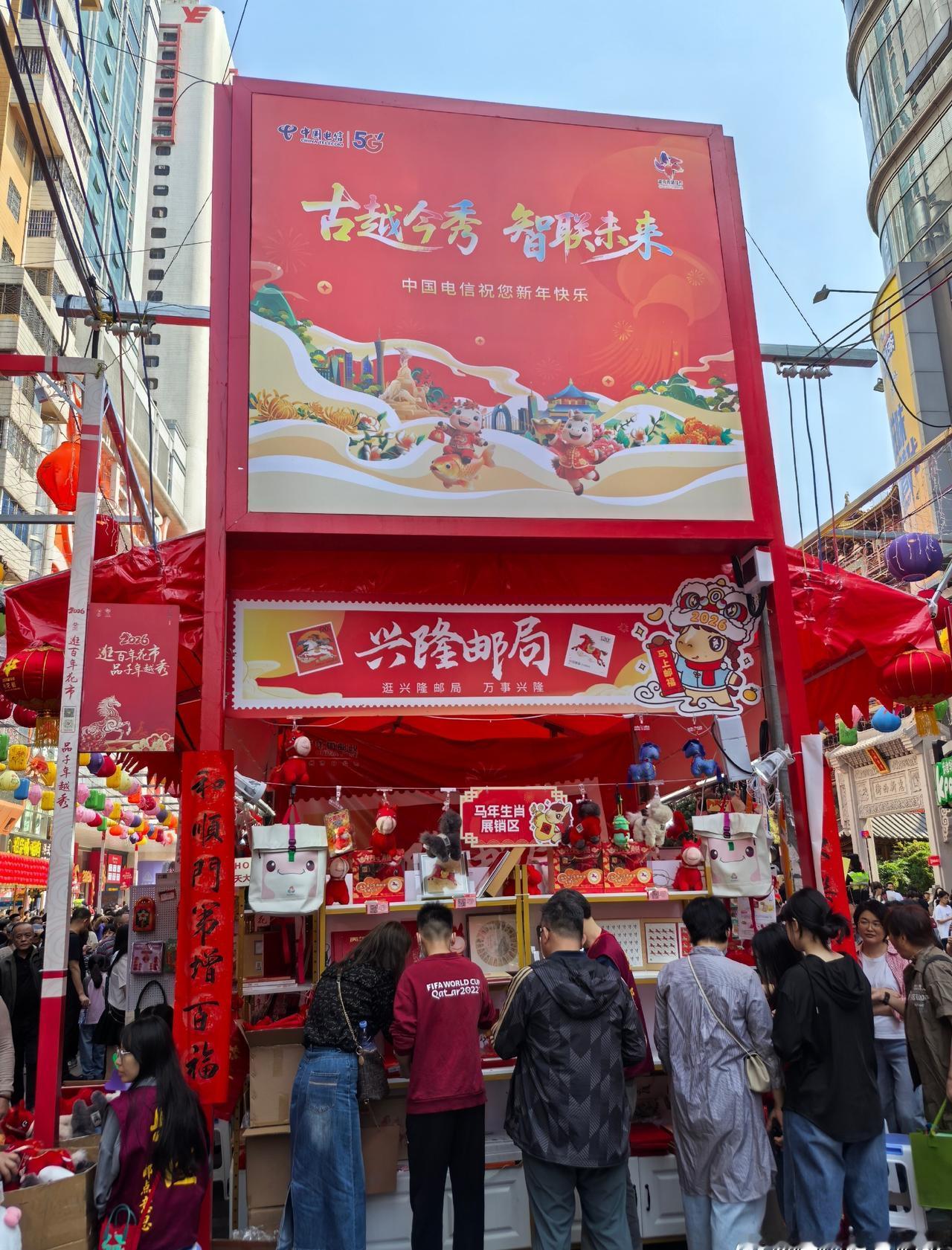 中午去西湖花市逛了一圈，热得像夏天，不少人穿短袖，我穿了一件衬衫还出汗了。

广