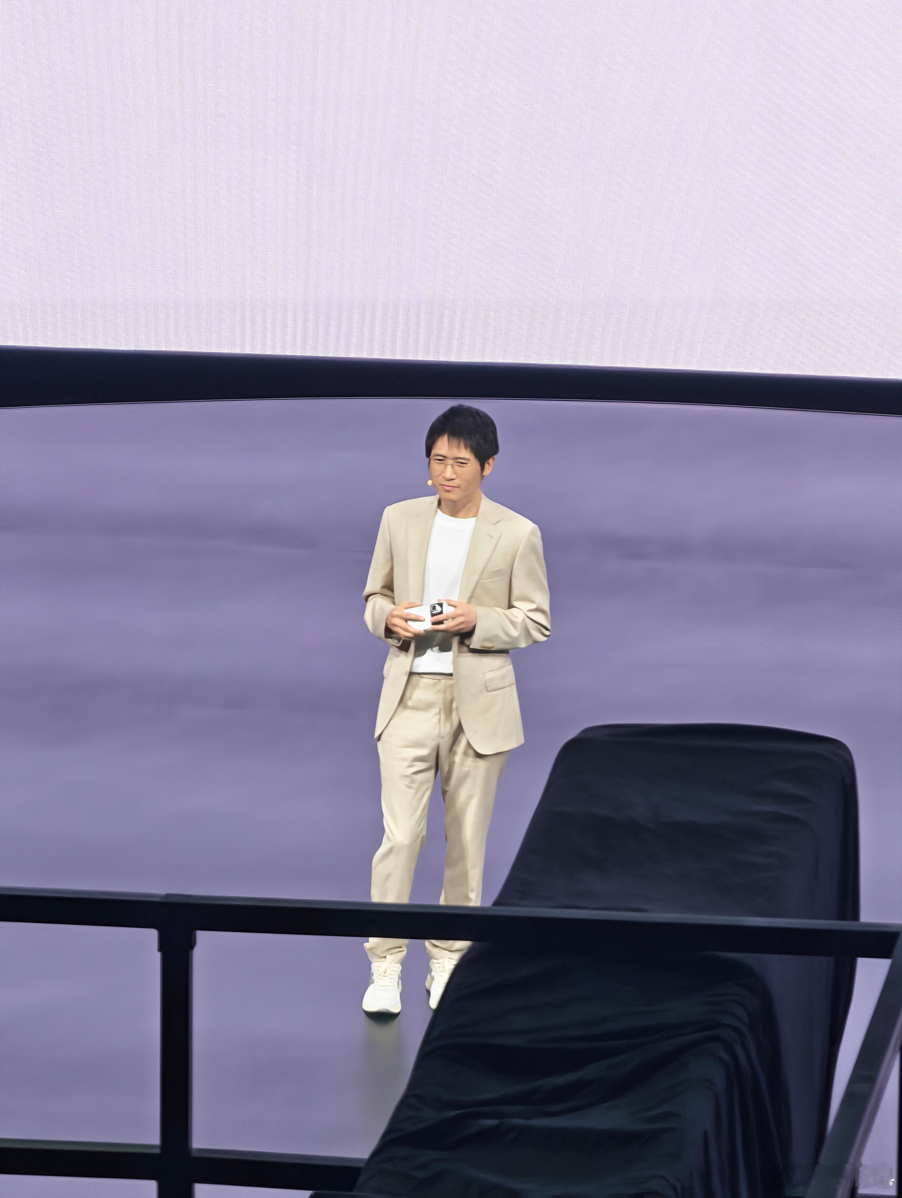 飞驰人生系列导演，赛车手，作家！韩寒到荣耀发布会 现场了。要是有飞驰人生4，我相
