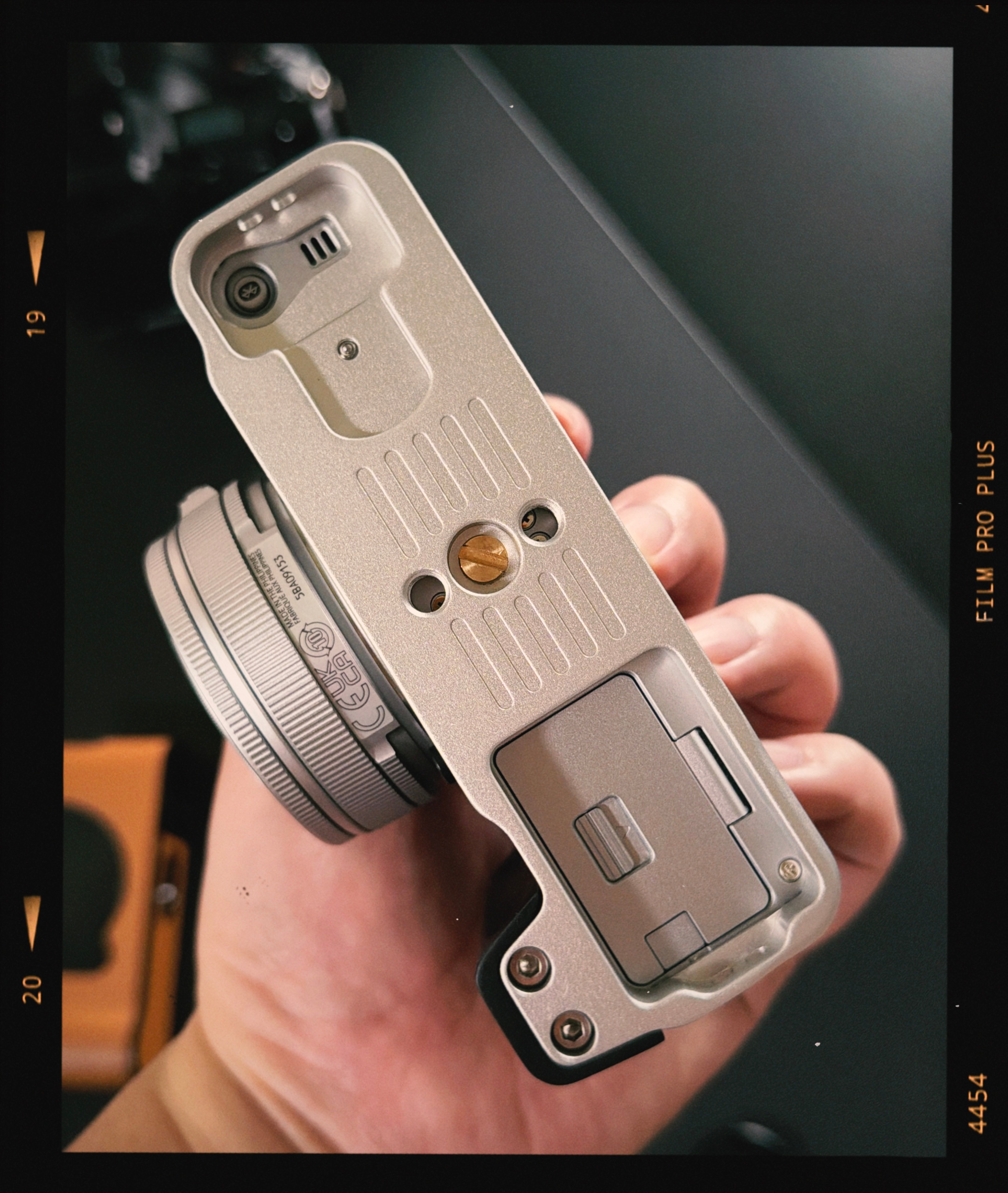 我果然是个颜控加了手柄，没拉低太多颜值。可惜不如 X100 系列没有 混合OVF