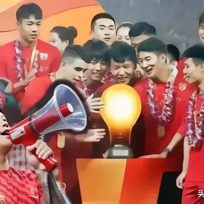 还要点脸吗！
《东方体育日报》评价上海海港的夺冠之：遭遇争议判罚冷静处理，以及永