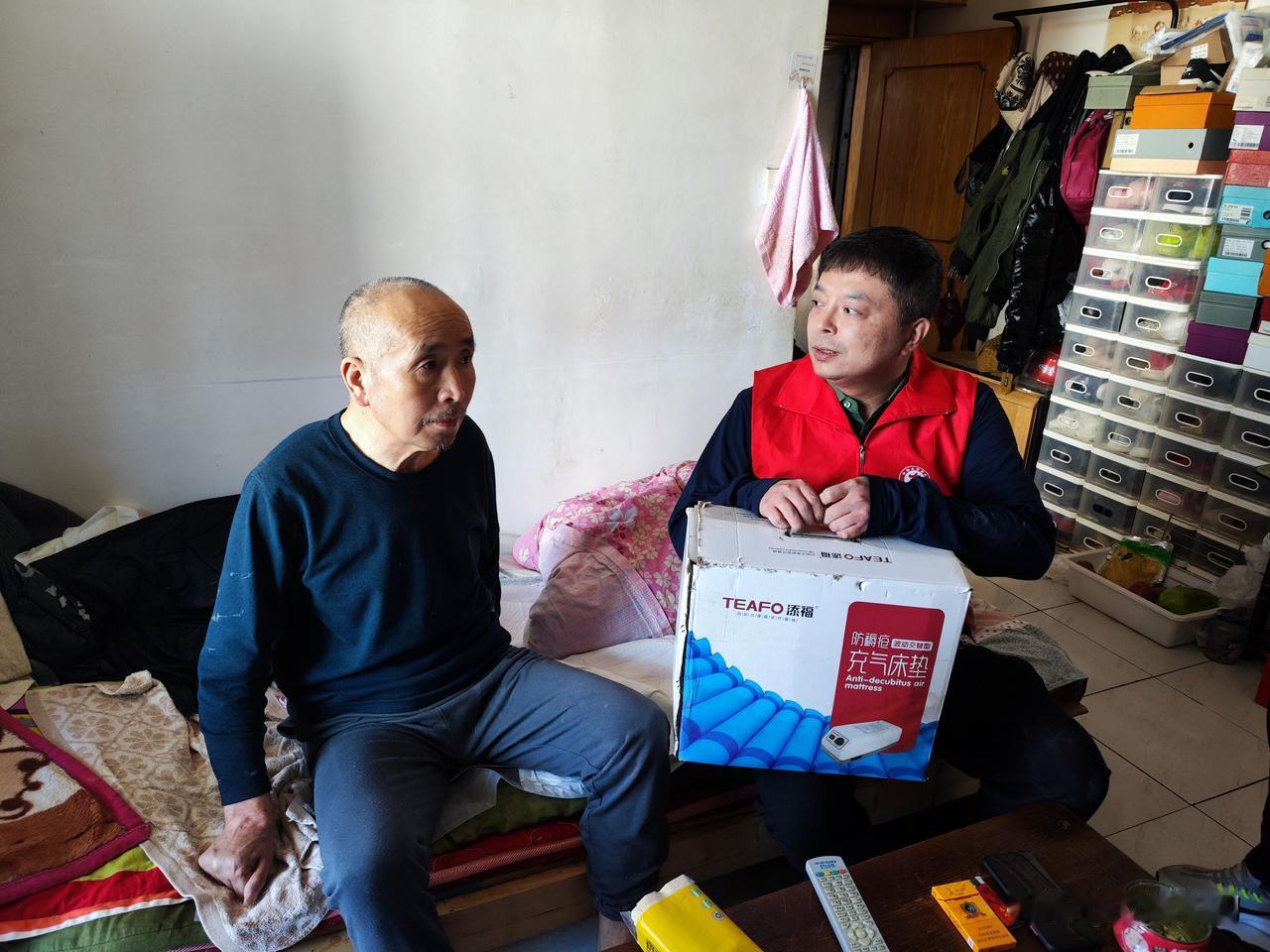 沈阳霁虹街道明朗社区：关心关爱低保户，捐赠物资暖民心
 
5月15日，看到送到家