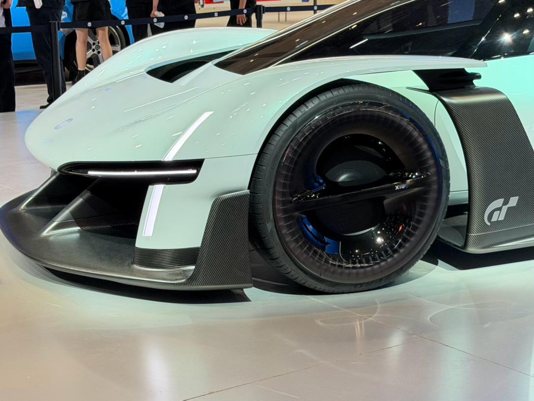 小李飞车 刚到，小米超跑确实帅呀！ 