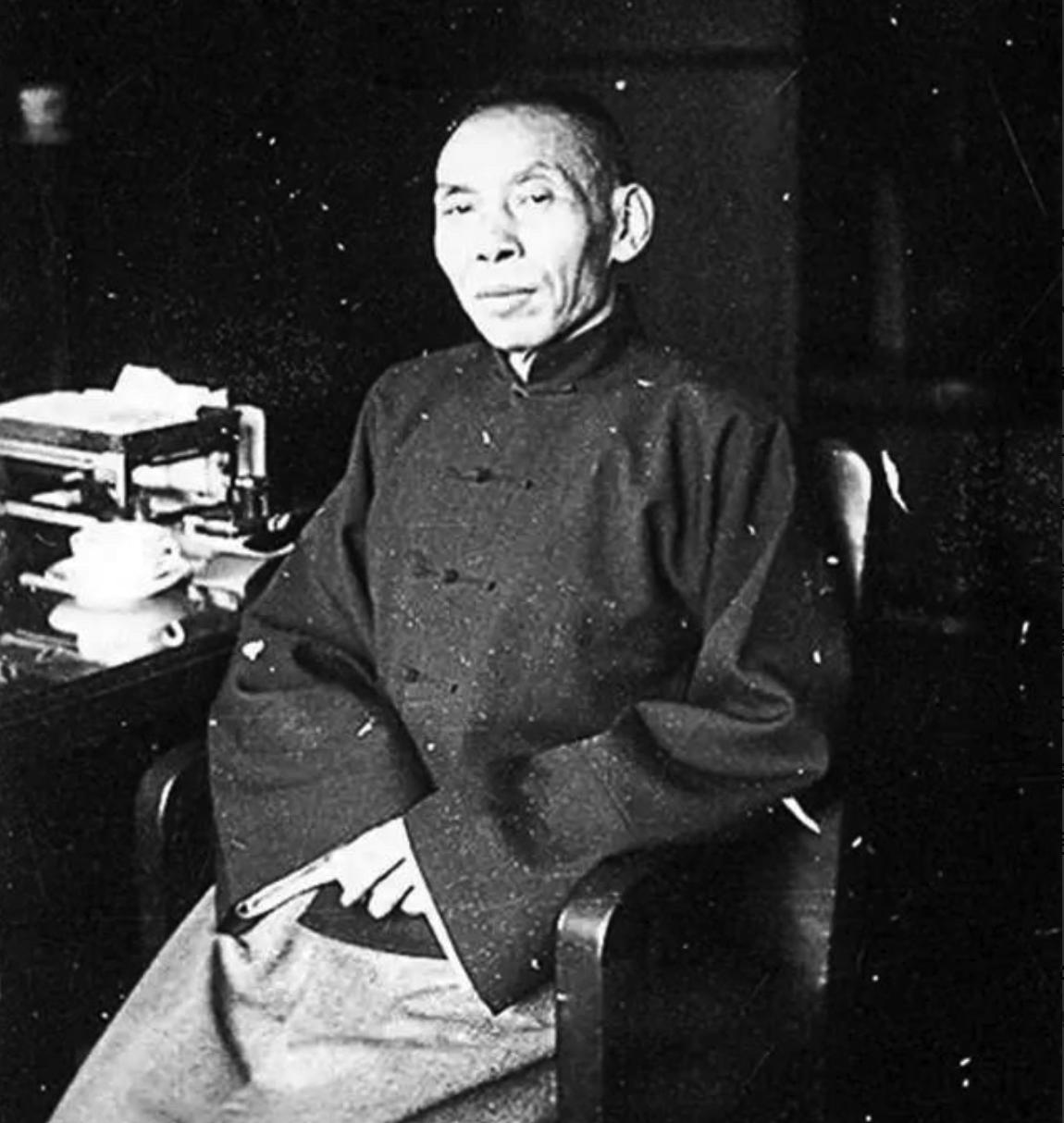 1950年，杜月笙开口借钱。刘航琛打断他：“150万以下，支票自己填。”杜月笙愣