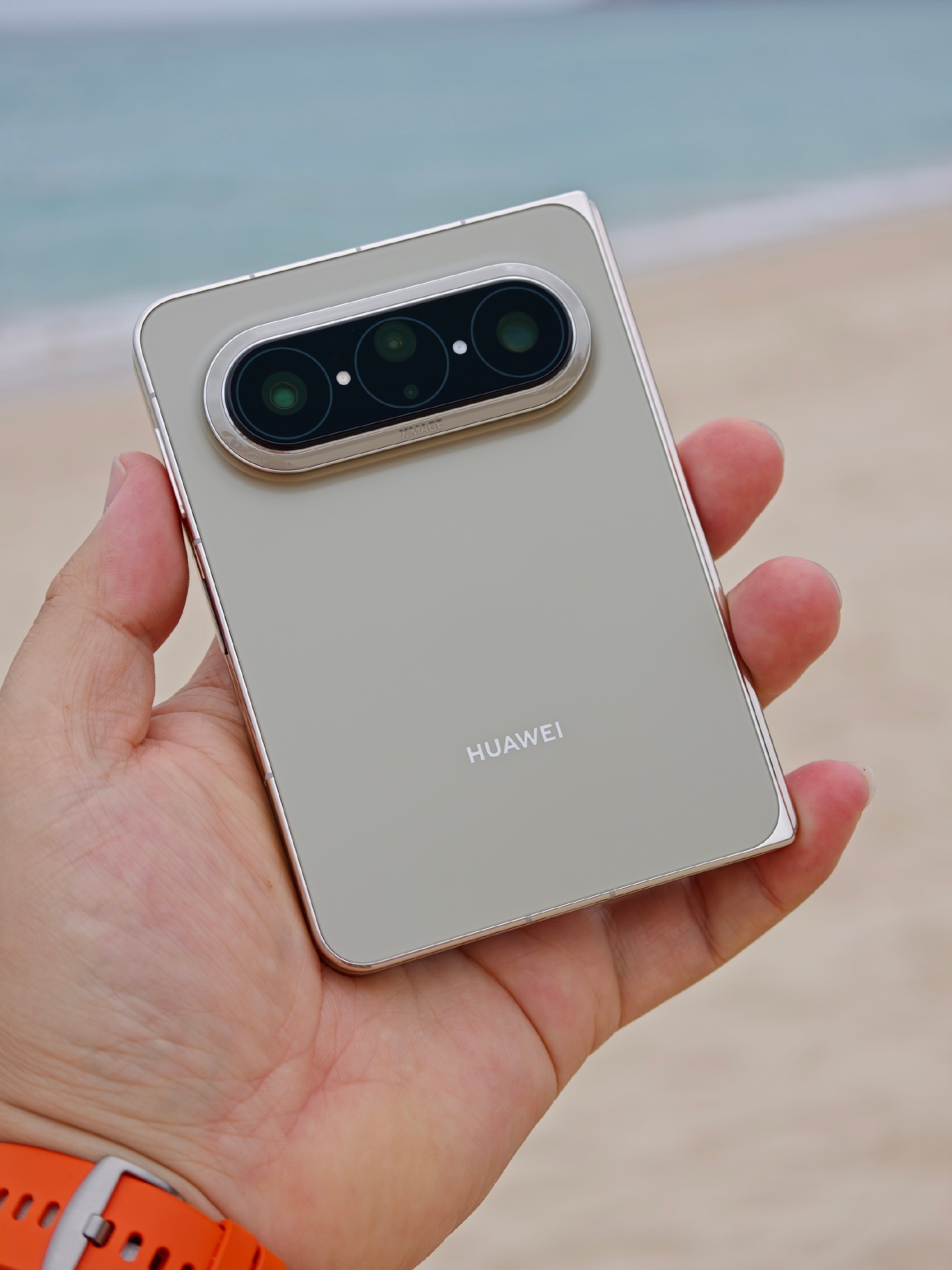 分享一组华为Pura X Max橄榄金外观图赏，你心动了吗？