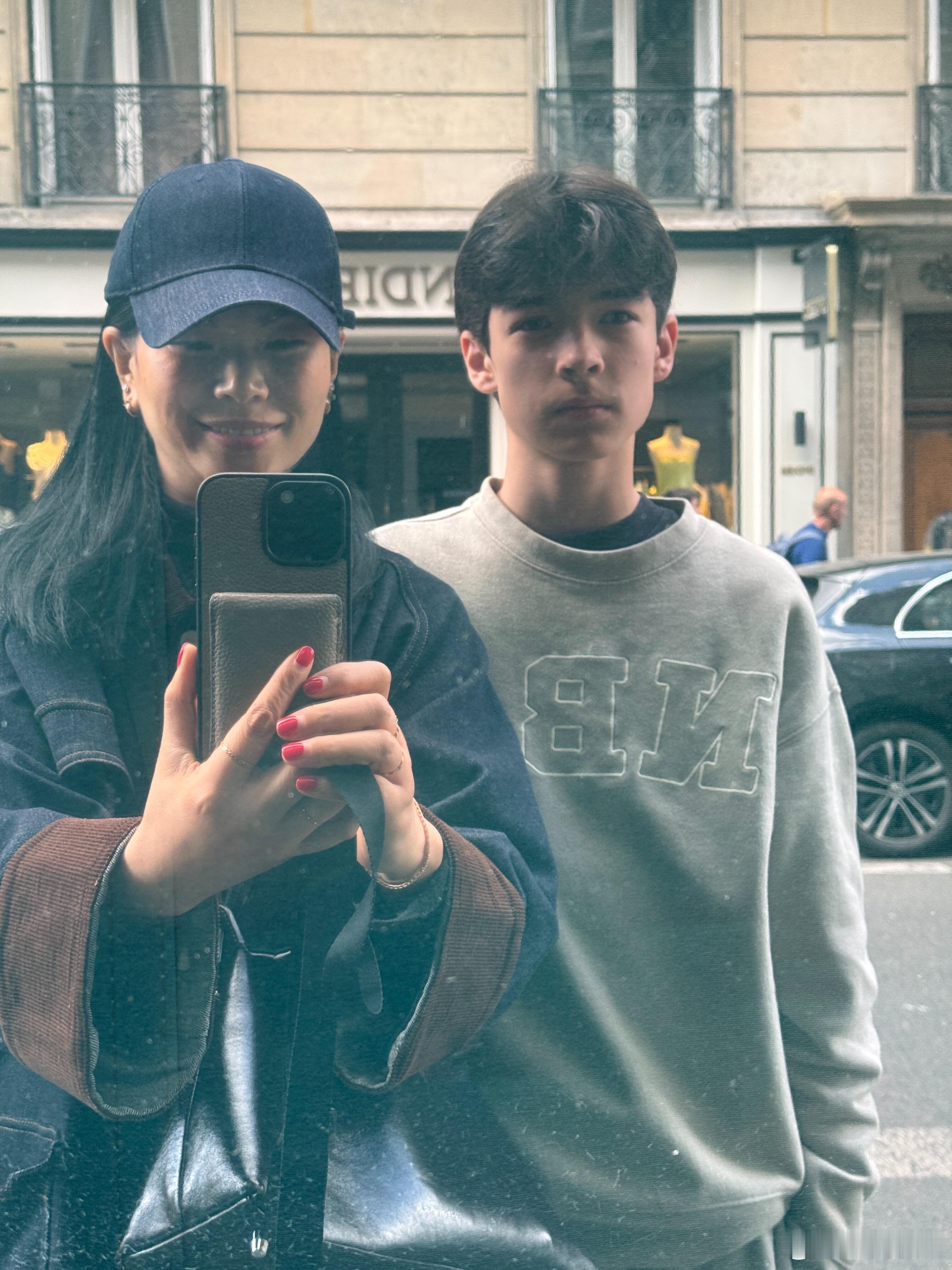 吕燕的儿子好帅啊，很多明星二代，其实颜值真的一般。 