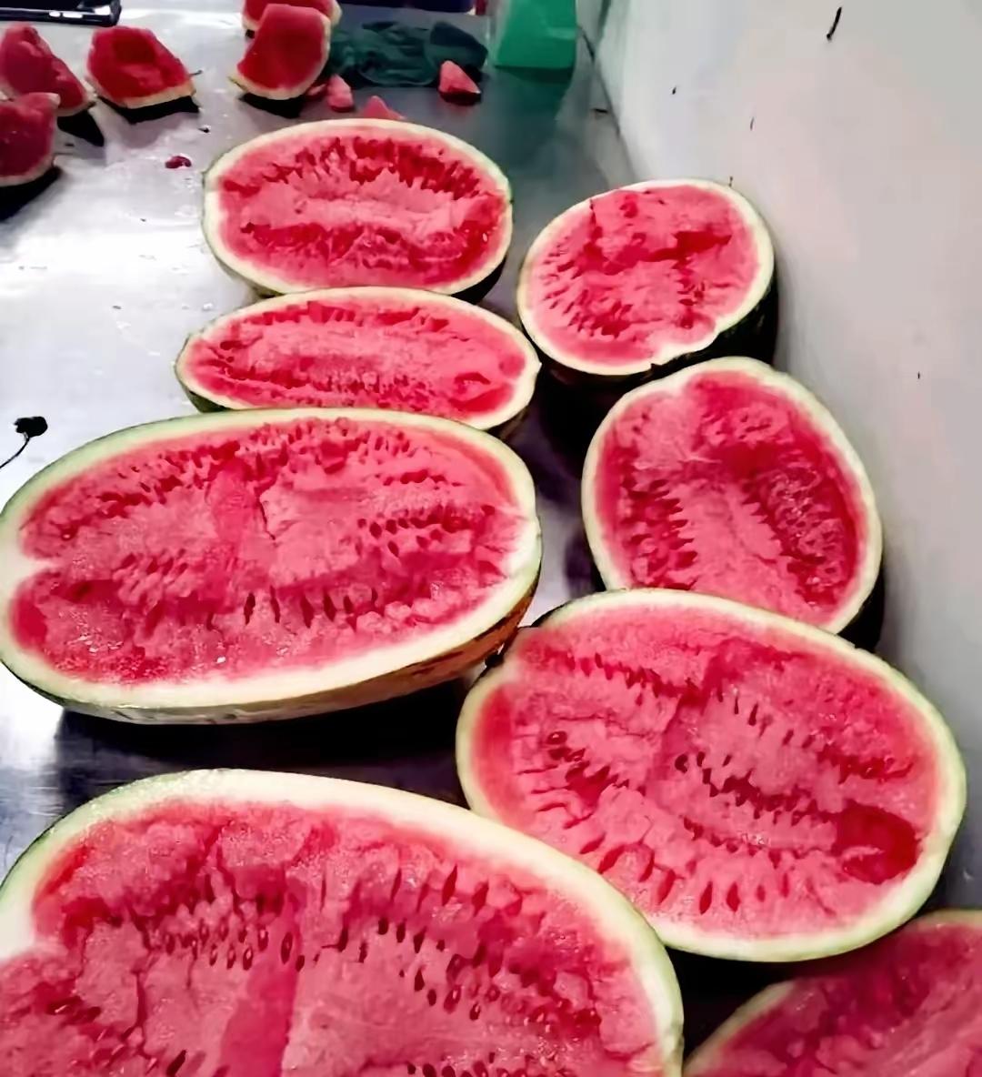 大热天的，买瓜的人应该扎堆才对，可现在老板们嗓门喊破了，路人也就是瞅两眼，真正下