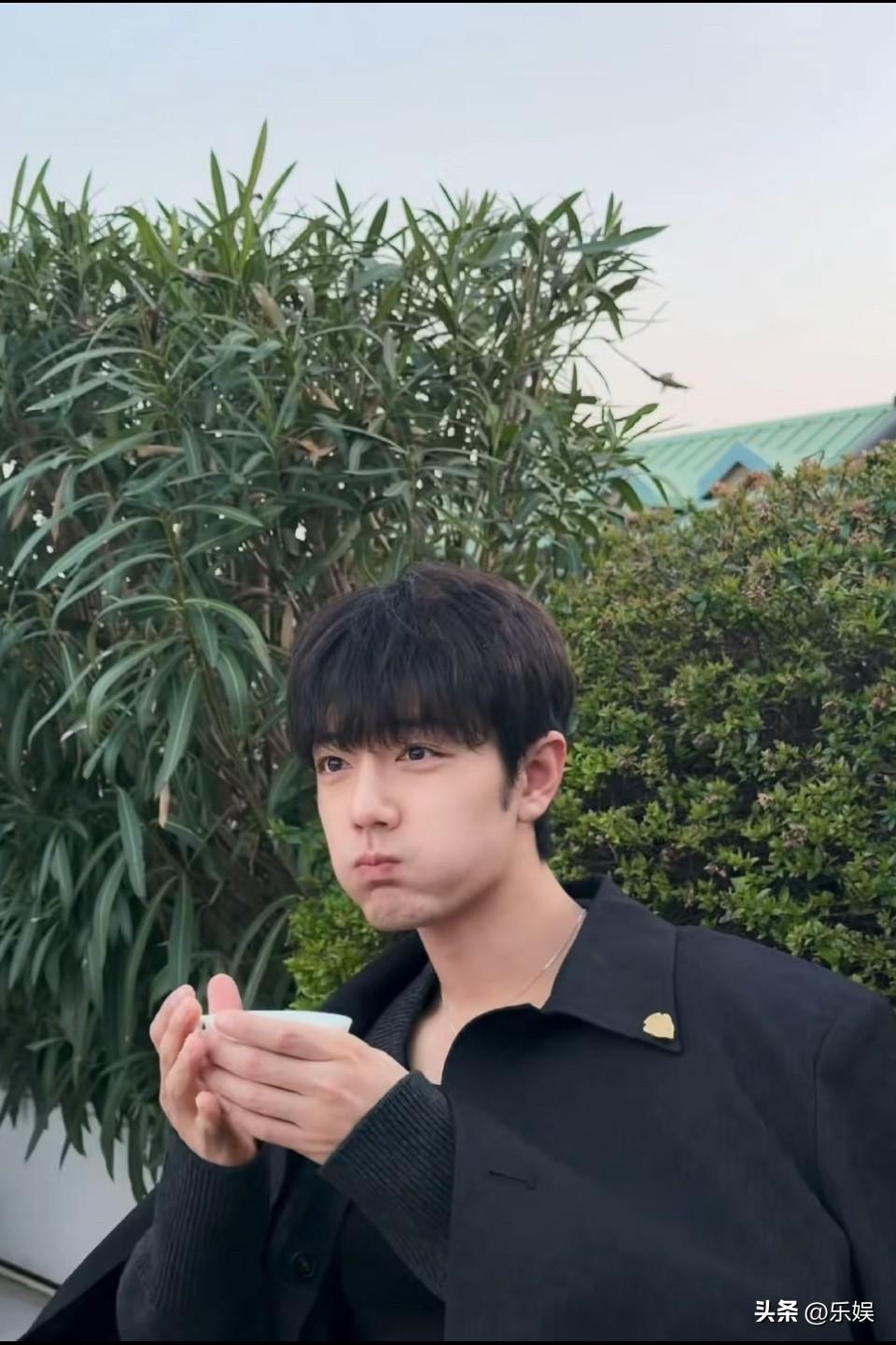 我去！我记得他刚红那年就长这样，那时候还没有疫情呢，这都几年了，他居然还这样！[