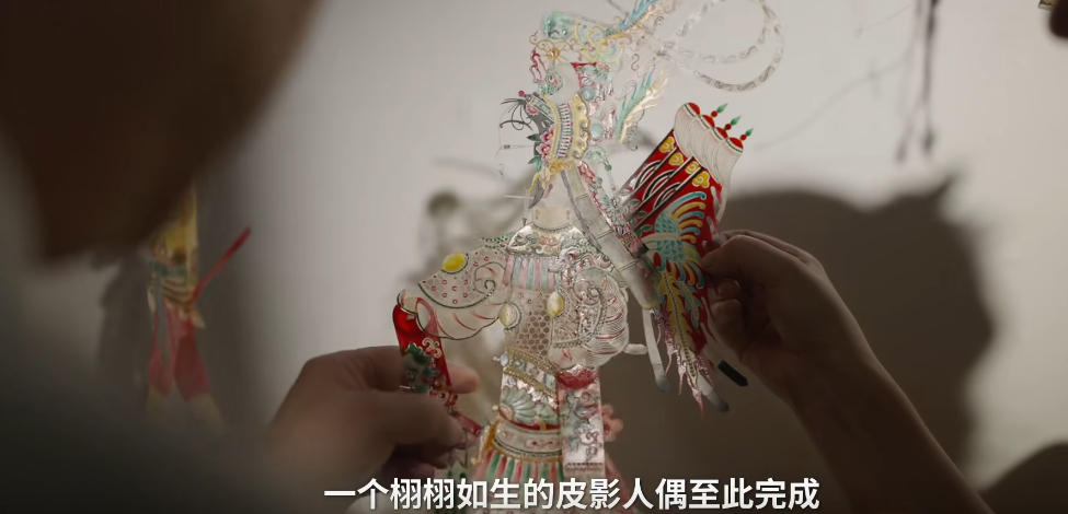 新华网报道恋与深空祁煜新PV一口道尽千古事，双手对舞百万兵。赤霄武神和皮影戏的结