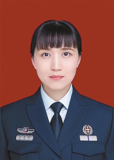 万芝利，女，1980年1月生，中共党员，军队文职护师，党的二十大代表，就职于重庆