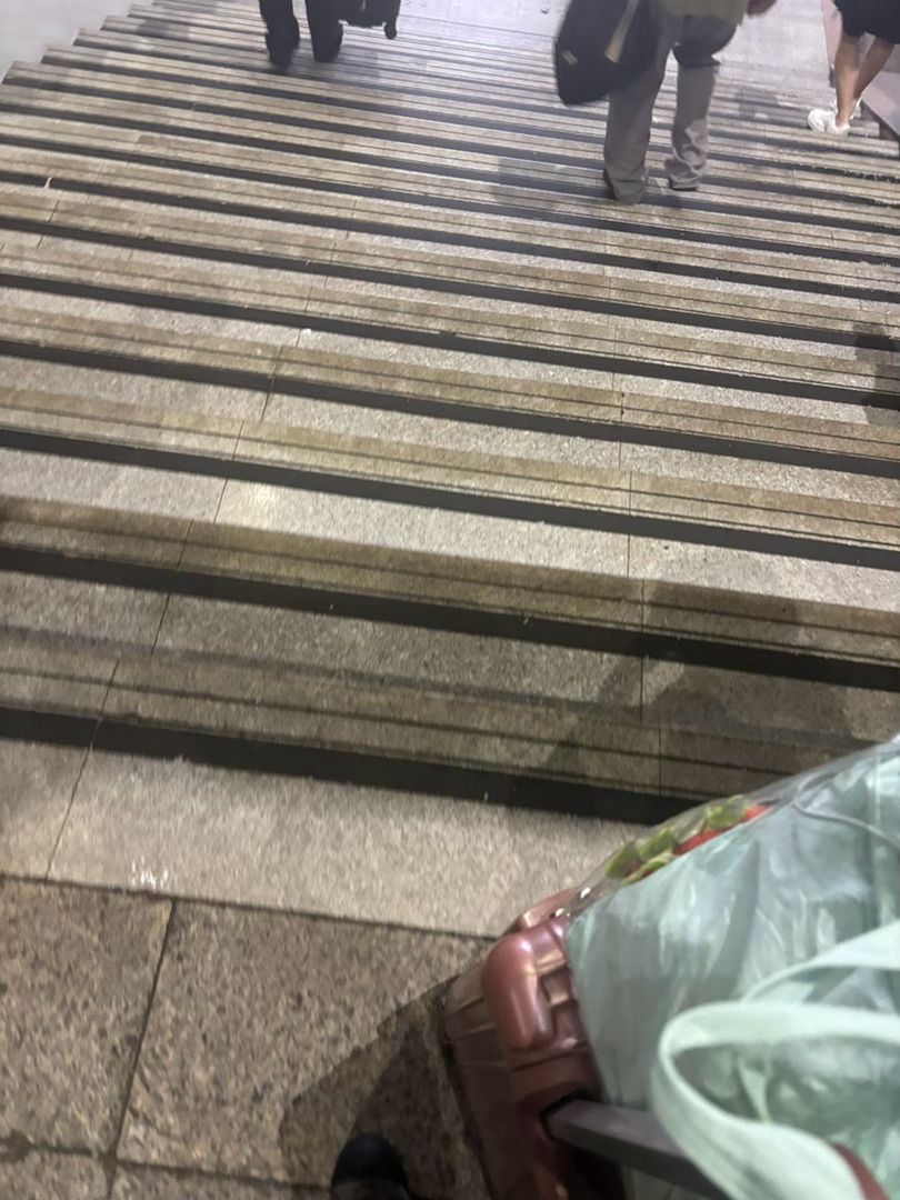 南京咋一到就让我抗行李 南京·南京站