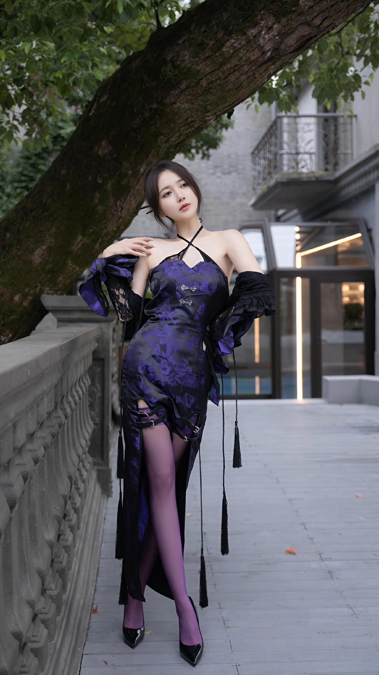紫罗兰色旗袍，复古与优雅的碰撞🌹✨  
旗袍美人