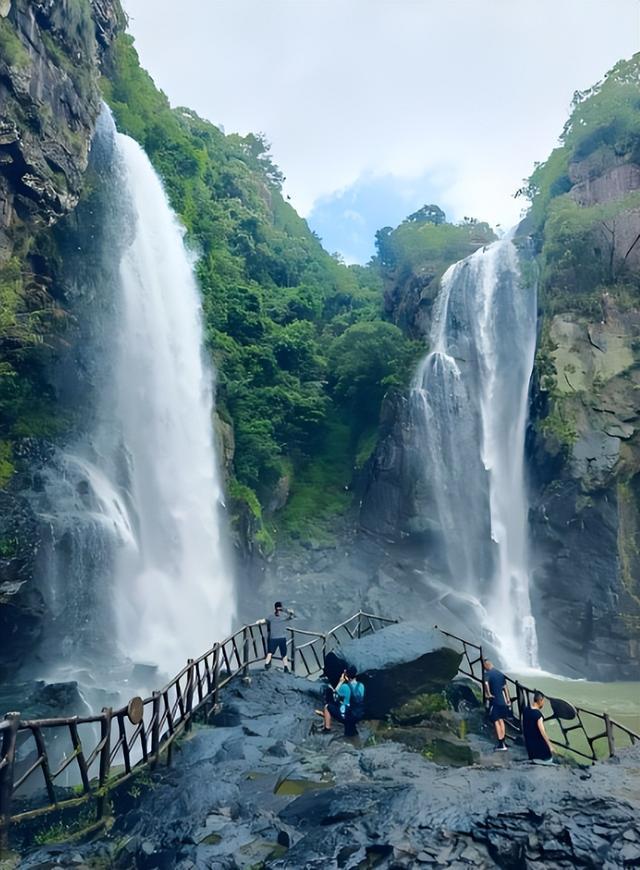 上联：瀑响青山呼远客，
下联：风引绿野鹤迎宾，
下联：泉鸣幽涧唤归人。