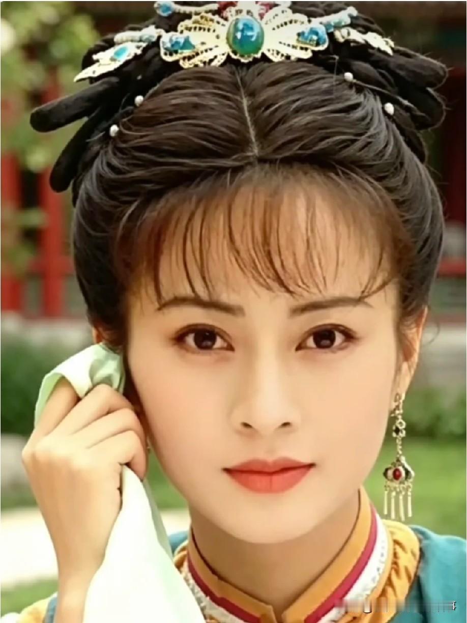 刷到网友一个很有意思的脑洞：如果当初是李婷宜演小燕子，还会爆火吗？
 
都说演员