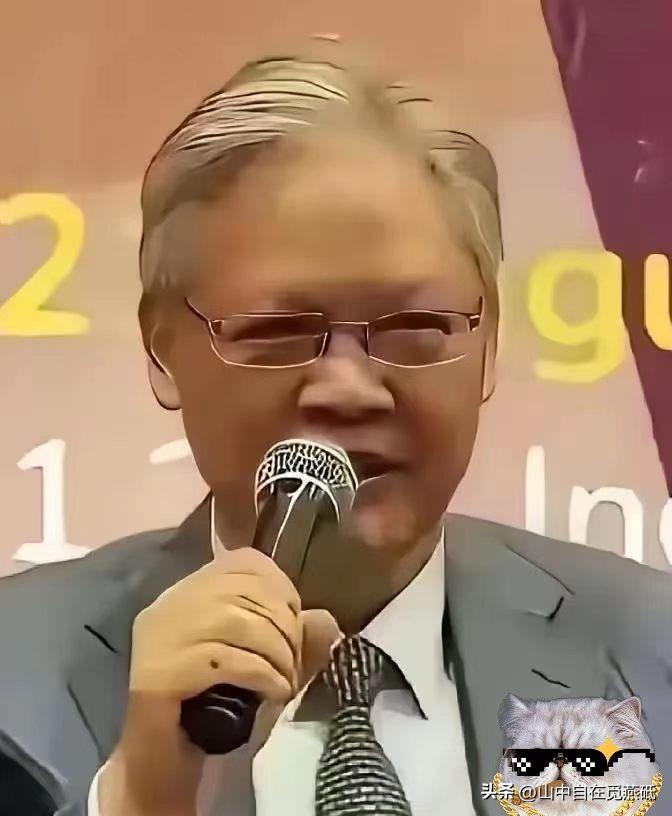 底下评论炸了锅：
“这不就是印度人吗？”
有的说他是东阳人，给东阳蒙羞！他到底是